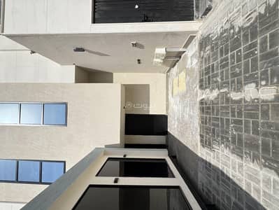 3 Bedroom Floor for Sale in East Riyadh, Riyadh - For sale, an apartment with a rooftop in a prime location in the Qurtubah neighborhood, northeast of Riyadh. 5 rooms and a living room.