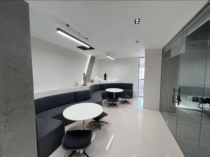 مكتب جديد مؤثث للايجار - الصحافه ( شمال الرياض ) .