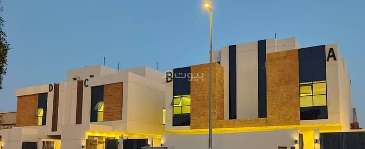 5 Bedroom Floor for Sale in East Riyadh, Riyadh - تاون هاوس نصف الدور الأول