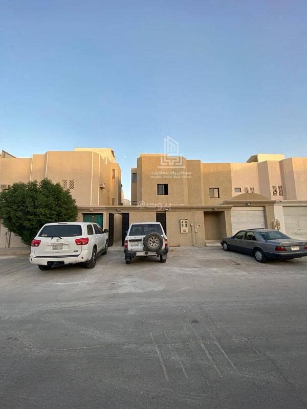 دبلكس بثلاث وحدات مجدّد بالكامل في موقع استراتيجي ودخل مضمون دبلكس بثلاث وحدات مجدّد بالكامل في موقع استراتيجي ودخل مضمون