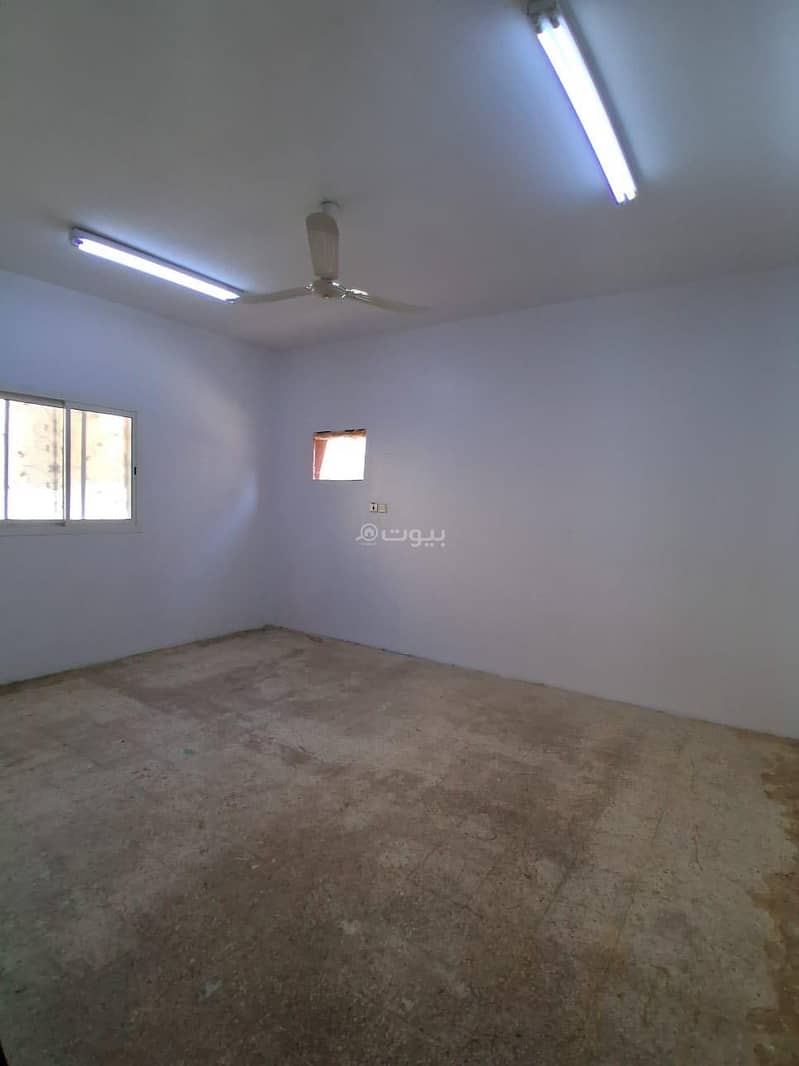 للإيجار شقه ثلاث غرف وصاله ومطبخ ودورتين مياه في الدور الاول عداد الكهرباء مشترك 50٪