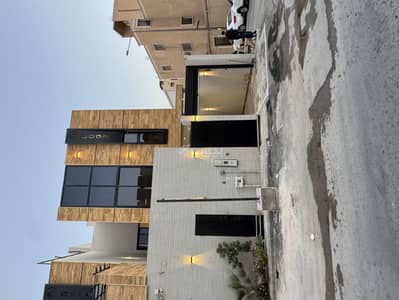 6 Bedroom Villa for Sale in East Riyadh, Riyadh - For sale, a corner villa with internal stairs, without apartments, in Al-Yarmouk neighborhood, East Riyadh. A prime location close to all amenities.