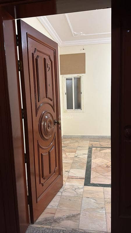 شقة بمساحة كبيرة في جدة ( حي الرويس )