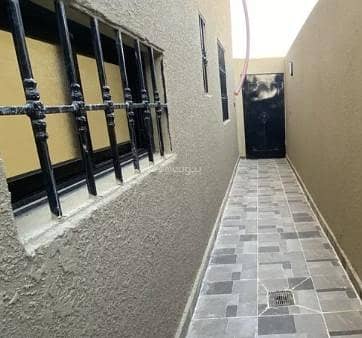 دور 5 غرف نوم للبيع في شرق الرياض، الرياض - طابق للبيع في الجنادرية، الرياض