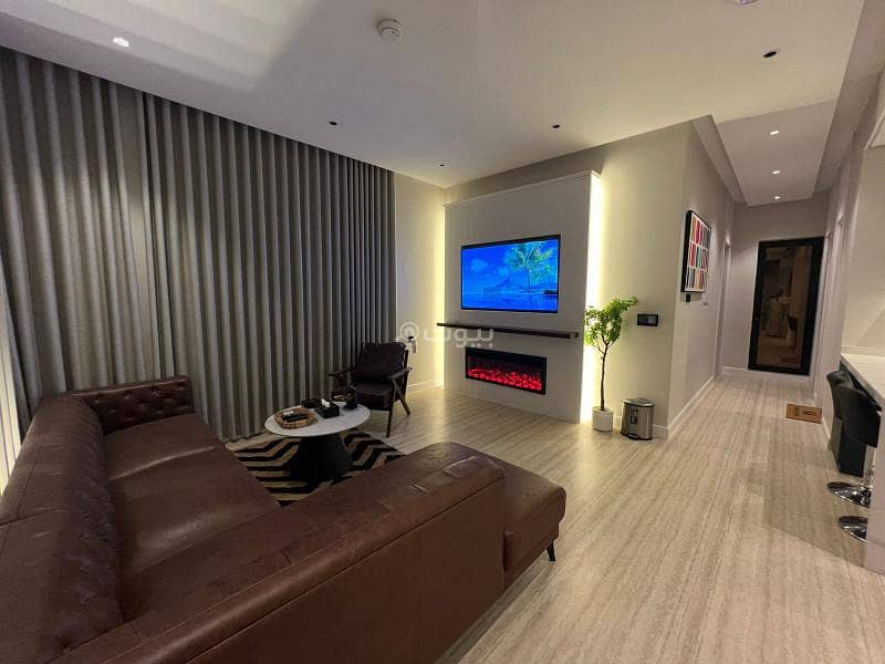 دور علوي للإيجار – موقع مميز وسعر مناسب مؤثث بالكامل بحي العليا