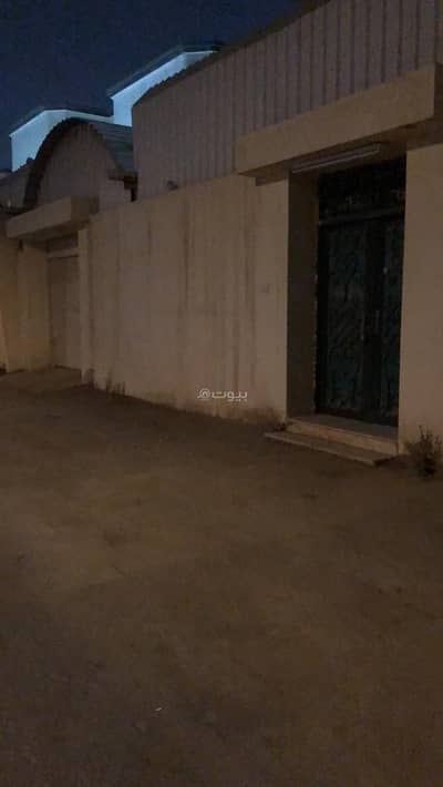 ارض سكنية  للبيع في وسط الرياض، الرياض - للبيع ارض مسورة وفيها ٣ غرف وحمامين ومواقف مضللة وكراج