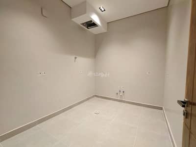 5 Bedroom Villa for Sale in East Riyadh, Riyadh - Modern villa with stairs and apartment for sale in the Al-Rimal neighborhood near the airport.