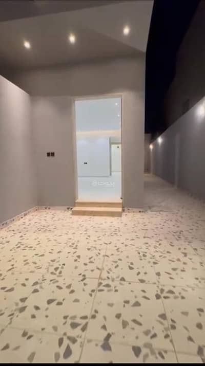 دور 5 غرف نوم للايجار في جنوب الرياض، الرياض - دور أرضي مساحه شاسعه للايجار في حي عكاظ