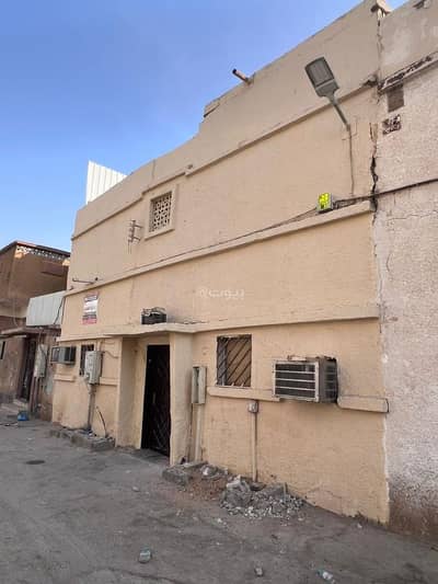 دور 9 غرف نوم للبيع في وسط الرياض، الرياض - دور للبيع في اليمامة, شرق الرياض