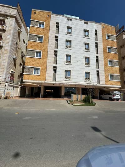 4 Bedroom Apartment for Rent in North Jeddah, Jeddah - Four-bedroom apartment with a living room for rent in Al Marwah, Jeddah