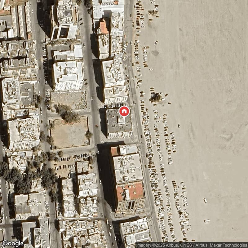 Residential and commercial building for sale in Al Sharafeyah, North Jeddah