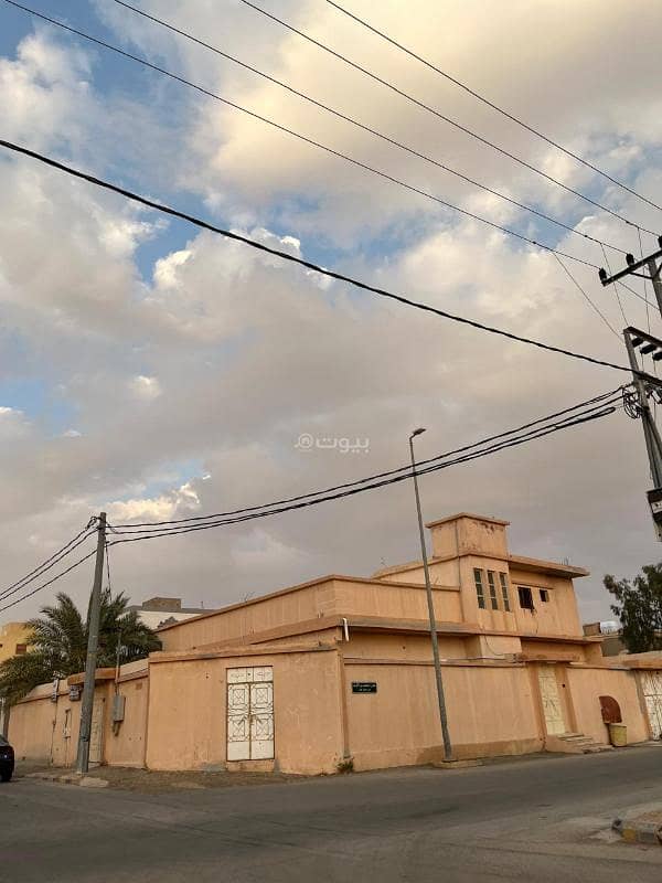 للبيع فيلا سكنية دور أرضي وملحق علوي بالمجمعة_مؤجرة بالكامل