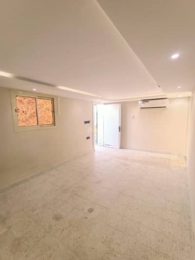 فلیٹ 2 غرفة نوم للايجار في شرق الرياض، الرياض - شقة مع سطح خاص للإيجار في الروضة، الرياض