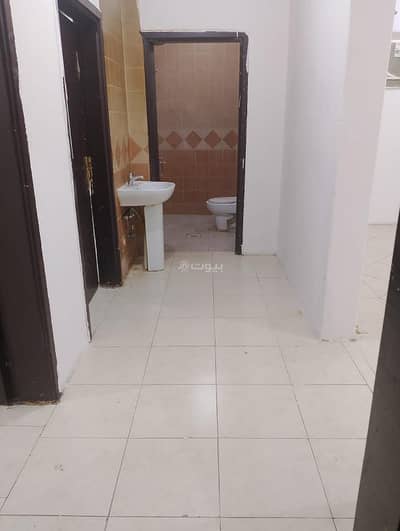 3 Bedroom Flat for Rent in East Riyadh, Riyadh - A bachelor's apartment with 3 rooms and a living room in Al Khaleej neighborhood