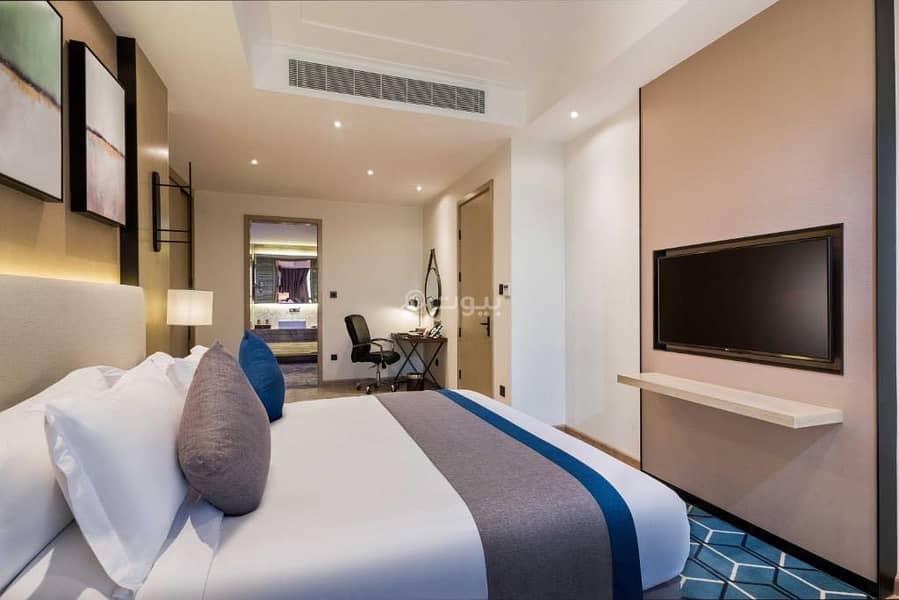 A distinctive hotel suite in the Al-Yarmouk neighborhood close to services.