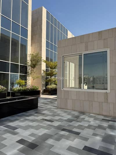 معرض  للايجار في شرق الرياض، الرياض - محل تجاري جاهز لافتتاح كوفي شوب في مبنى مكاتب إدارية - قرطبة، الرياض