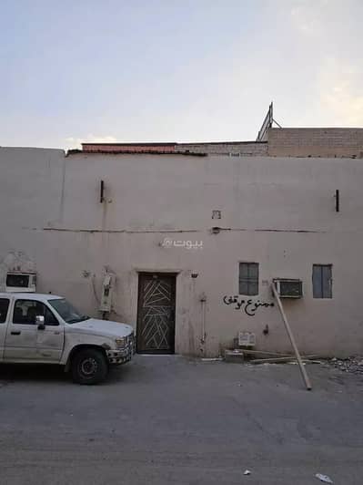 دور 4 غرف نوم للبيع في وسط الرياض، الرياض - طابق للبيع في المنفوحة، الرياض