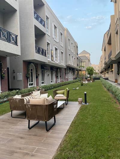 شقة 3 غرف نوم للايجار في شمال الرياض، الرياض - شقه مع سطح كمباوند الماجديه 130