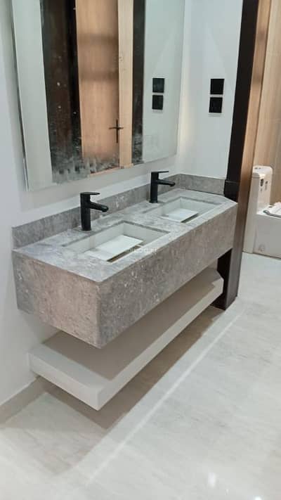 دور 4 غرف نوم للبيع في شرق الرياض، الرياض - طابق للبيع في الجنادرية، الرياض