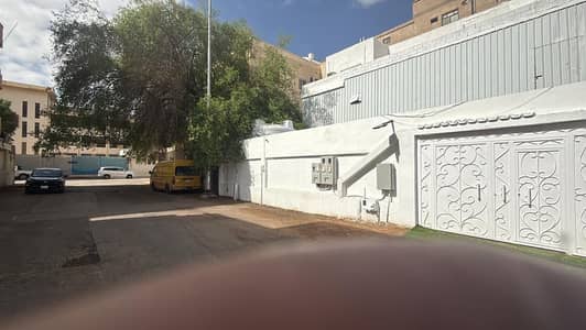 10 Bedroom Villa for Sale in Al Aridh, Madina - Al-Hurra Al-Sharqiya next to Abu Bakr Al-Siddiq Middle School formerly
