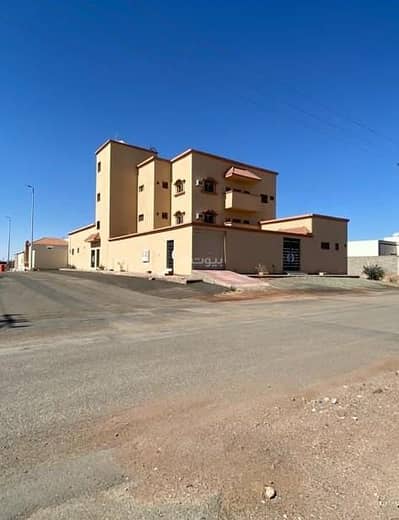 11 Bedroom Villa for Sale in King Fahd Suburb, Hail - A three-story villa (ground floor and four apartments) in the Al-Malik Fahd neighborhood opposite the University of Ha'il.