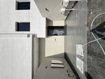 فلیٹ 4 غرف نوم للبيع في شرق الرياض، الرياض - للبيع شقه مع السطح حي الأندلس شرق الرياض موقع مميز بالقرب من جميع الخدمات