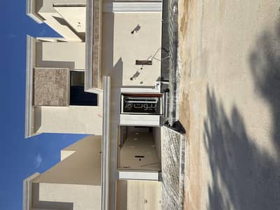 فیلا 5 غرف نوم للبيع في شرق الرياض، الرياض - للبيع فيلا درج داخلي دوبلكس بحي القادسيه شرق الرياض موقع مميز بالقرب من جميع الخدمات