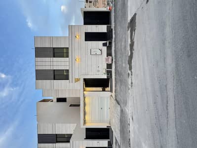 4 Bedroom Villa for Sale in East Riyadh, Riyadh - For sale, a villa with an internal staircase and an apartment in the Qurtubah neighborhood, northeast of Riyadh, in a prime location.