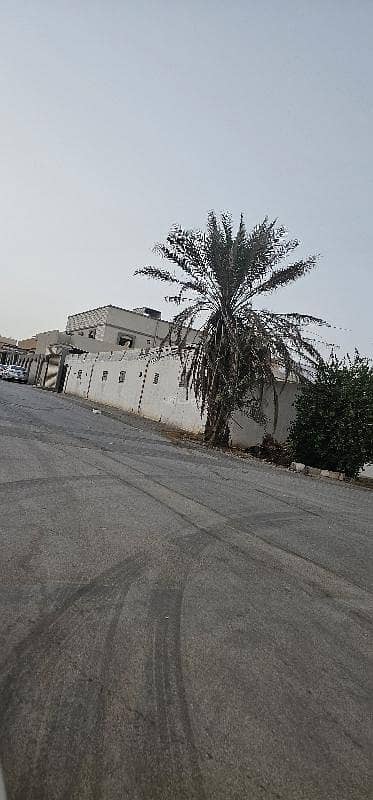10 Bedroom Villa for Sale in East Riyadh, Riyadh - For sale, a villa with an area of 1300 m in Al-Saada neighborhood at the value of the land.