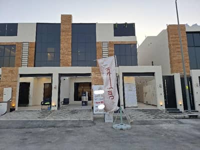 دور 6 غرف نوم للبيع في جنوب الرياض، الرياض - للبيع تاون هاوس 3ادوار مساحة 300 م