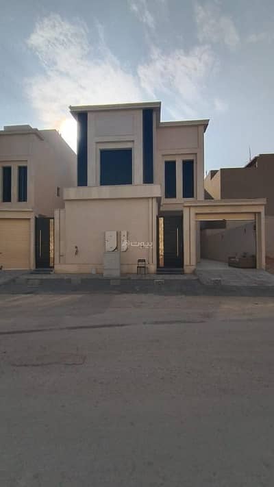 9 Bedroom Villa for Sale in West Riyadh, Riyadh - Villa for sale, garage, living room, and two apartments.