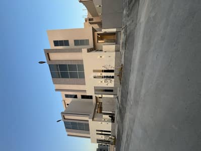 فیلا 8 غرف نوم للبيع في غرب الرياض، الرياض - فيلا درج صالة مع شقة بمساحة 375