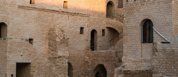 ما أبرز أمثلة إعادة توظيف المباني القديمة في السعودية؟