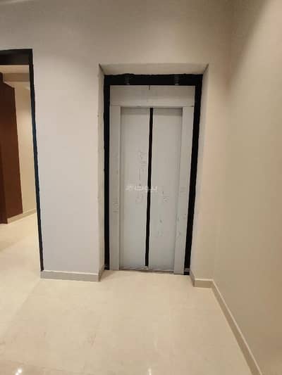 3 Bedroom Flat for Sale in East Riyadh, Riyadh - For sale, an apartment in Al-Yarmouk neighborhood, East Riyadh. Excellent location near all services and main roads.