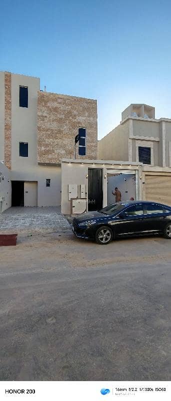 فیلا 4 غرف نوم للبيع في جنوب الرياض، الرياض - فيلا مكونة من 4 غرف نوم للبيع في عكاظ للتواصل ٠٥٠١٧٣٢٧٢٠