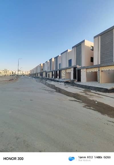 فیلا 4 غرف نوم للبيع في غرب الرياض، الرياض - تون هوس مكونة من 4 غرف نوم للبيع في طويق للتواصل ٠٥٠١٧٣٢٧٢٠