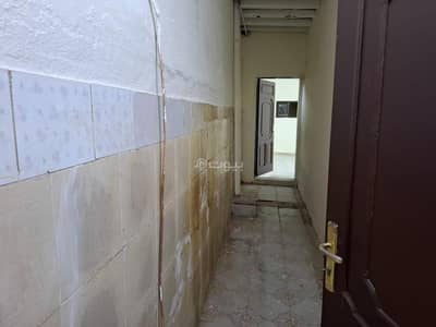 8 Bedroom Rest House for Sale in North Jeddah, Jeddah - Rest house consisting of 8 bedrooms for sale in the Taybe neighborhood, Jeddah. The price is negotiable.