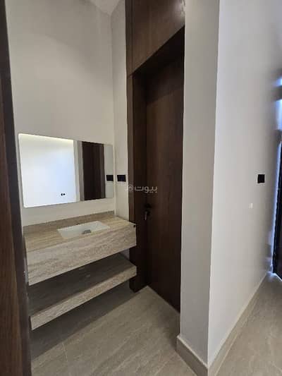 4 Bedroom Floor for Sale in West Riyadh, Riyadh - Duplex villa with an area of 200 square meters, 15-meter street, eastern facade. Men's council with sinks. Dining area, living room, kitchen with storage. The first floor has 3 bedrooms, including one master and two with a shared bathroom.