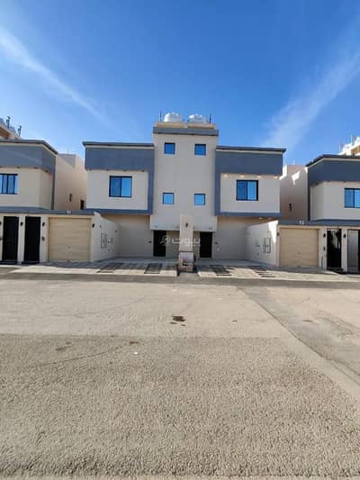 دور 3 غرف نوم للبيع في جنوب الرياض، الرياض - The upper floor consists of a car entrance, a men's majlis with sinks, a dining area, a living room, a kitchen, and three bedrooms, one of which is a