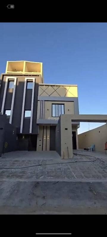 3 Bedroom Floor for Sale in South Riyadh, Riyadh - Ground floor with an area of 300 square meters next to the vehicle inspection.