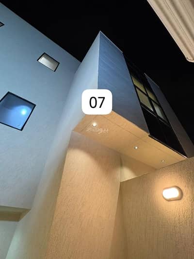 5 Bedroom Floor for Sale in West Riyadh, Riyadh - An upper floor with an apartment for sale in Al-Suwaidi, with an area of 250 square meters.