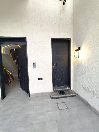 دور 4 غرف نوم للبيع في شرق الرياض، الرياض - دور اول علوي بحي قرطبه شمال شرق الرياض