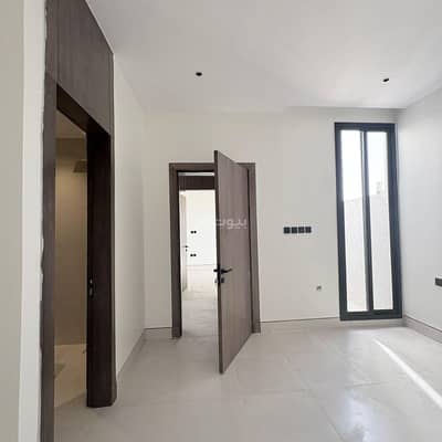 3 Bedroom Floor for Sale in West Riyadh, Riyadh - 3-bedroom duplex for sale in Shubra