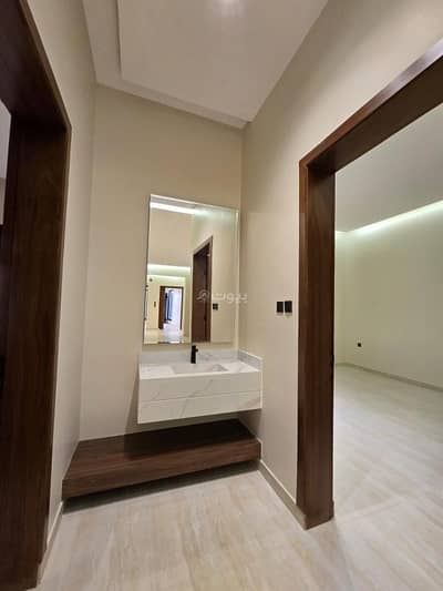 دور 3 غرف نوم للبيع في غرب الرياض، الرياض - دور للبيع بحي ديراب