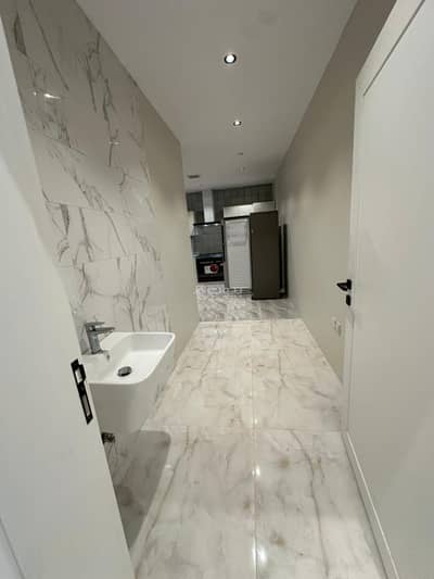 دور 8 غرف نوم للبيع في شمال الرياض، الرياض - دور سكني أرضي للبيع   الموقع: حي الربيع واجهة شرقية – شارع 15 م المساحة: 220 م²