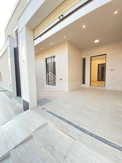 دور 3 غرف نوم للبيع في شرق الرياض، الرياض - خصوصية تامة وفخامة السكن – دور أرضي مميز للبيع