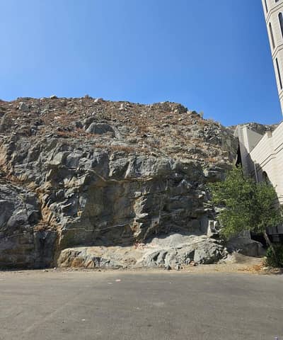 Residential Land for Sale in Al Mohamdya, Makkah - For sale: a mountainous residential land adjacent to the mosque directly – Al-Muhammadiyah, Mecca