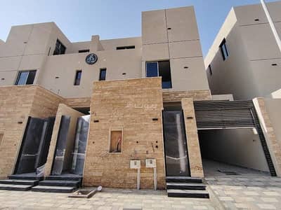 5 Bedroom Villa for Sale in East Riyadh, Riyadh - 3-storey townhouse for sale in Al-Rimal neighborhood, excellent location, large area, insane price