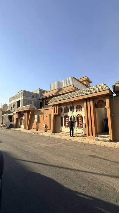 7 Bedroom Villa for Sale in Central Riyadh, Riyadh - For sale, a villa worth the land, an investment opportunity in the heart of the historic Al-Malaz district, Riyadh.