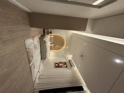 7 Bedroom Floor for Sale in Central Jeddah, Jeddah - A full house for sale in Al Hamra neighborhood, 7 rooms